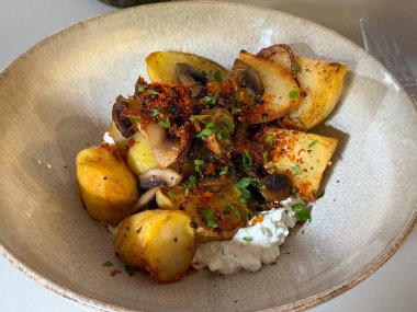 Bir kase kızarmış sebze ve süzme peynir. Sağlıklı beslenme, denge ve günlük basitlik dikkatli bir yemek anında.