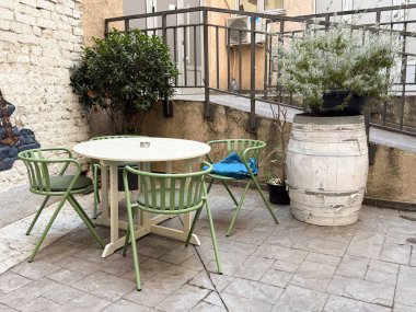 Açık kafe terasında boş masalar ve sandalyeler. Kentsel eğlence alanı, sosyal hayat duraklaması ve modern asgari tasarım