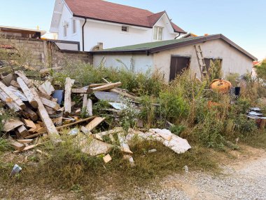 Bitmemiş evin yakınındaki inşaat atığı. Terk edilme, çürüme ve kırsal çevre banliyö mahallelerinde ele geçirildi