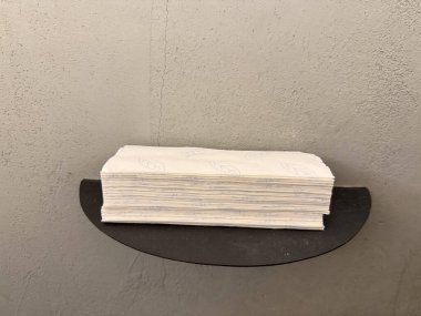 Metal rafta kağıt peçete yığını. Fonksiyonel iç tasarımda temizlik, organizasyon ve minimalizm