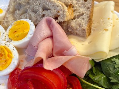 Sabah tabağında yumurta, sebze ve ekmek var. Sağlıklı beslenme, ev yapımı kahvaltı ve doğal beslenme dengesi.