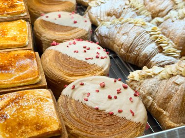 Kremalı ve fındıklı kruvasan ve yuvarlak pastalar. Gurme pastane kahvaltısı, bademli tatlı ve zarif kafe gösterisi.