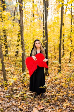 Kırmızı kanatlı düşmüş bir melek. Cadılar Bayramı