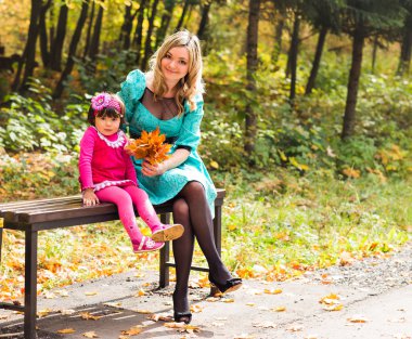 mutlu anne ile kızı sonbahar Parkta yürümek için