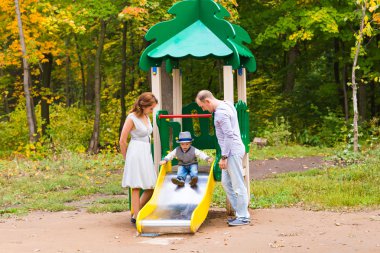 Genç aile bebek ile sonbahar Parkta yürümek için