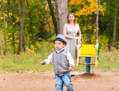 Genç aile bebek ile sonbahar Parkta yürümek için