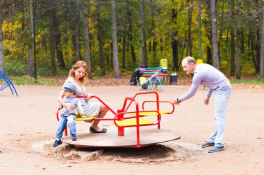 Genç aile bebek ile sonbahar Parkta yürümek için