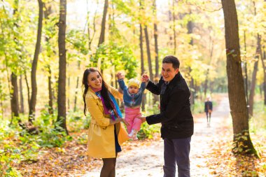 Genç aile bebek ile sonbahar Parkta yürümek için