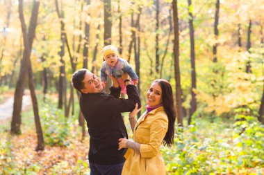 Genç aile bebek ile sonbahar Parkta yürümek için