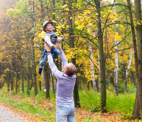Jeune famille pour une promenade dans le parc d'automne avec bébé — Photo