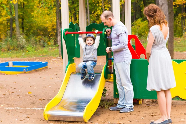 Genç aile bebek ile sonbahar Parkta yürümek için