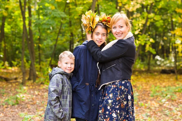 Família bonito em um parque em um outono — Fotografia de Stock