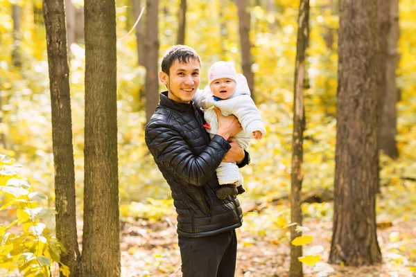 彼の娘と秋の公園での屋外の時間を費やして幸せな若い父 — ストック写真