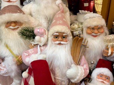 Kış pazarında kayaklı pembe Noel Baba yumuşak bir nostalji ve peri masalı sıcaklığı getiriyor..