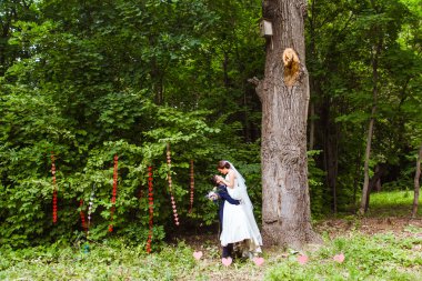 Gelin ve damat bir park onların düğün günü