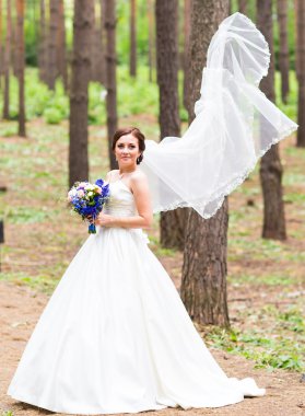 Beyaz uçan peçe genç güzel gelin