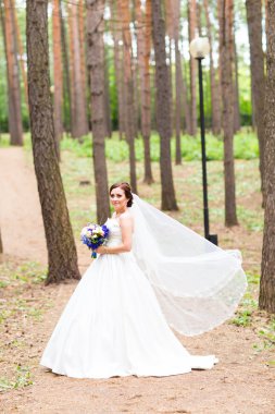 Beyaz uçan peçe genç güzel gelin