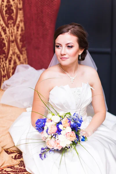 Beautiful bride posing in her wedding day — Stock Photo, Image