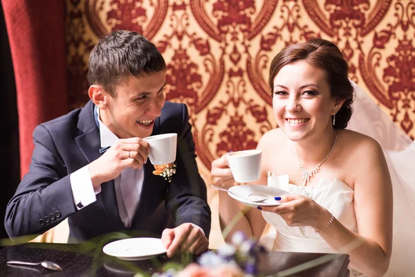 Sensual casal feliz no restaurante — Fotografia de Stock