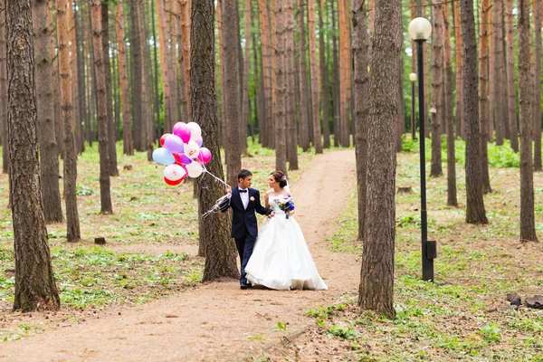 Casal de noiva e noivo com balões — Fotografia de Stock
