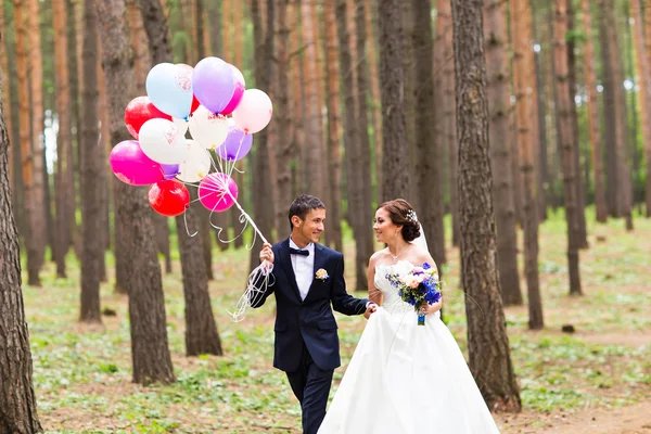 Par bruden och brudgummen med ballonger — Stockfoto