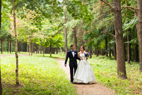 그들의 결혼 날에 공원에서 신랑과 신부 — 스톡 사진