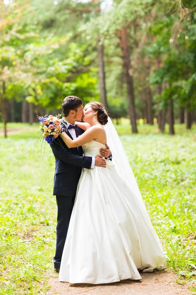 Portrait de heureux marié jeune couple extérieur — Photo