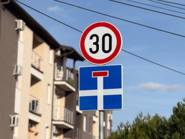 İkametgah bölgesinde yol hız 30 işareti. Yaya ve yerel halk için şehir güvenliği, yavaş trafik ve sakin sürüş ortamı