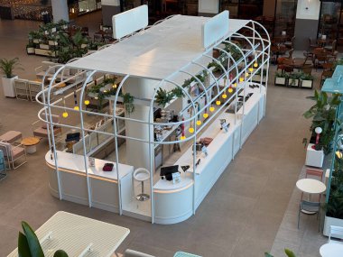 Uçsuz bucaksız salonda kemerli inşaat ve yanan ampullerle parlak kafe tezgahı. Konukseverlik, hizmet iş akışı, modern tasarım, sosyal yemek ortamı ve keyifli iç mekan