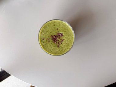 Matcha latte üstten görüntü. Sıhhatli, temiz yaşam tarzlı ve dikkatli kahve zamanı olan estetik minimum düz yatak..
