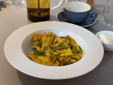 Kafe masasında Ravioli yemeği. Konfor yemeği, restoran mutfağı, iştah, rahatlık, beslenme deneyimi ve gevşek yemek atmosferi..