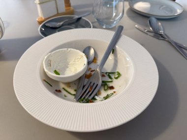 Kafede yemekten sonra tabağı bitirdim. Yemek zamanı, tamamlanma, alışkanlık, gündelik deneyim ve günlük yemek ritüeli.