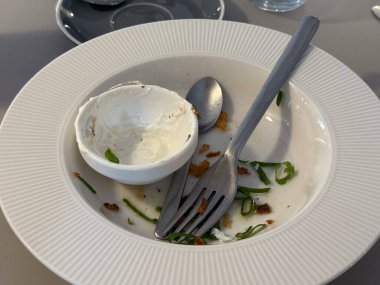 Kafede yemekten sonra tabağı bitirdim. Yemek zamanı, tamamlanma, alışkanlık, gündelik deneyim ve günlük yemek ritüeli.