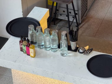 Barın yüzeyindeki içkilere yakından bak. İçecek seçimi, asgari iş yeri kurulumu, malzeme depolama ve içecek konsepti.