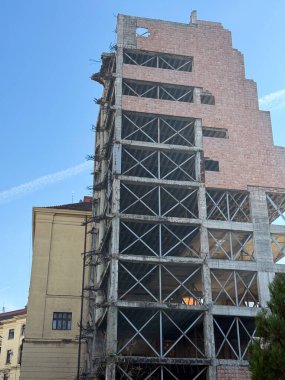 BELGRAD, SERBIA - 14 Kasım 2025: Yugoslav Savunma Bakanlığı ve Sırbistan Genelkurmay Başkanlığı 'nın eski binası. Bina, NATO askerleri tarafından bombalanırken hasar gördü.