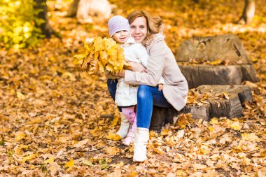 Anne ve kızı bir sonbahar Park