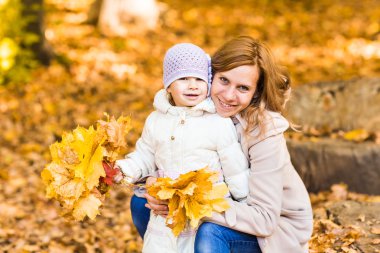 Anne ve kızı bir sonbahar Park