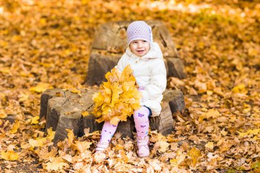küçük kız sarı yaprak.