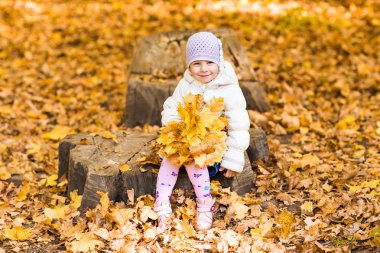 küçük kız sarı yaprak.