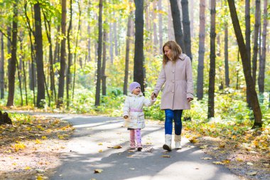 Anne ve kızı bir sonbahar Park