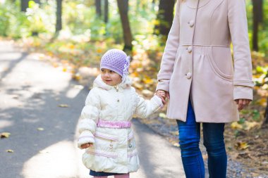 Anne ve kızı bir sonbahar Park