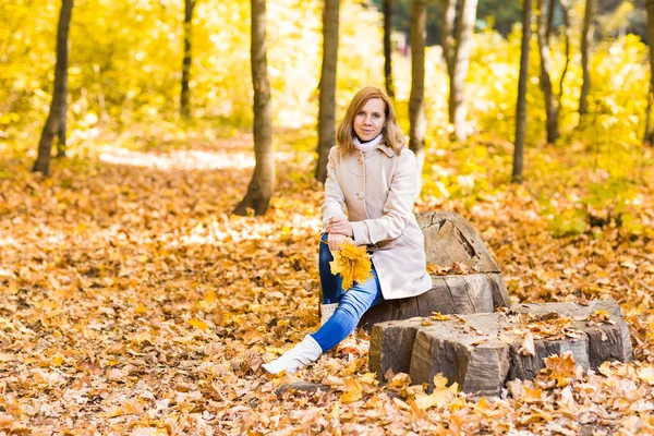 Bonita mujer relajándose en el parque de otoño — Foto de Stock