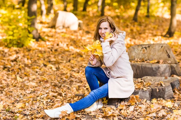 Bella donna rilassante nel parco autunnale — Foto Stock