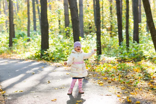 Feliz niña divirtiéndose el parque de otoño . —  Fotos de Stock