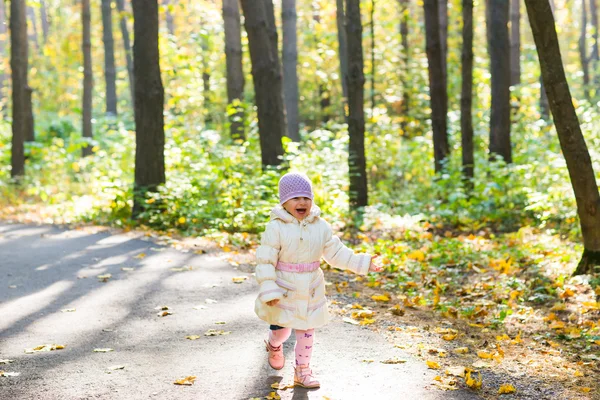Feliz niña divirtiéndose el parque de otoño . —  Fotos de Stock