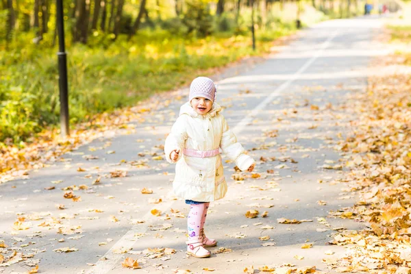 Feliz niña divirtiéndose el parque de otoño . —  Fotos de Stock