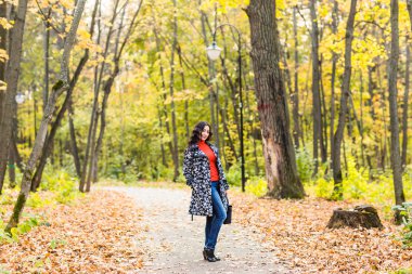 sonbahar Park'ta yürüyordunuz kız öğrenci