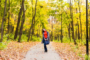 Sonbahar parkta duran güzel zarif kadın