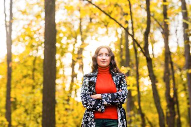 sonbahar parkta güzel hüzünlü kız