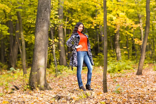 Красивая элегантная женщина стоит в осеннем парке — стоковое фото